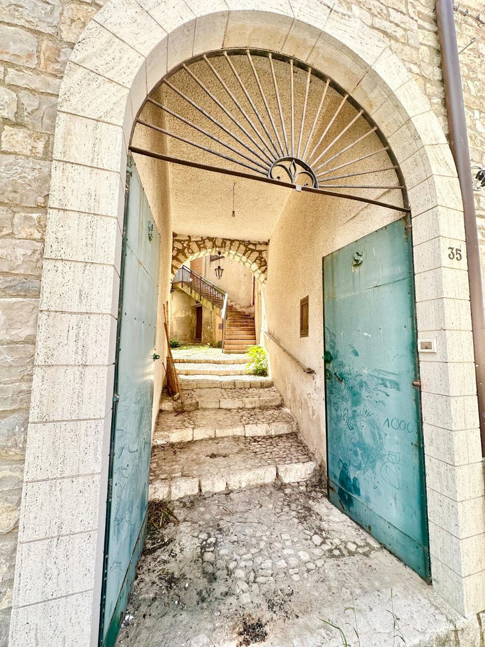 Casa singola in Vendita a Palazzo Adriano Centro storico (Palermo)