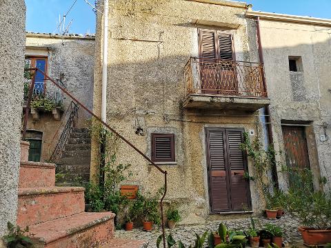 Casa singola in Vendita a Palazzo Adriano Centro storico (Palermo)