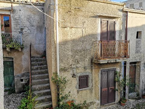 Casa singola in Vendita a Palazzo Adriano Centro storico (Palermo)