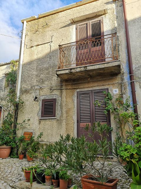 Casa singola in Vendita a Palazzo Adriano Centro storico (Palermo)