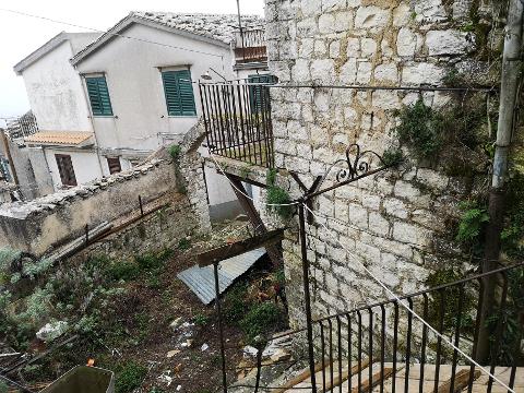 Casa singola in Vendita a Giuliana Centro Storico (Palermo)