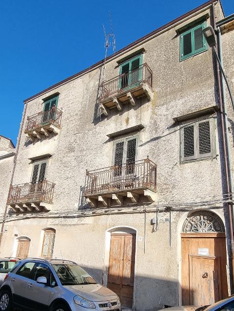 Palazzo / Edificio in Vendita a Palazzo Adriano (Palermo)
