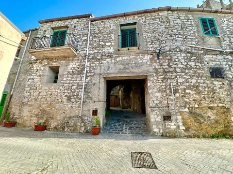 Casa singola in Vendita a Giuliana Centro Storico (Palermo)