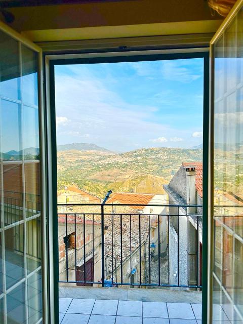Casa singola in Vendita a Giuliana Centro Storico (Palermo)