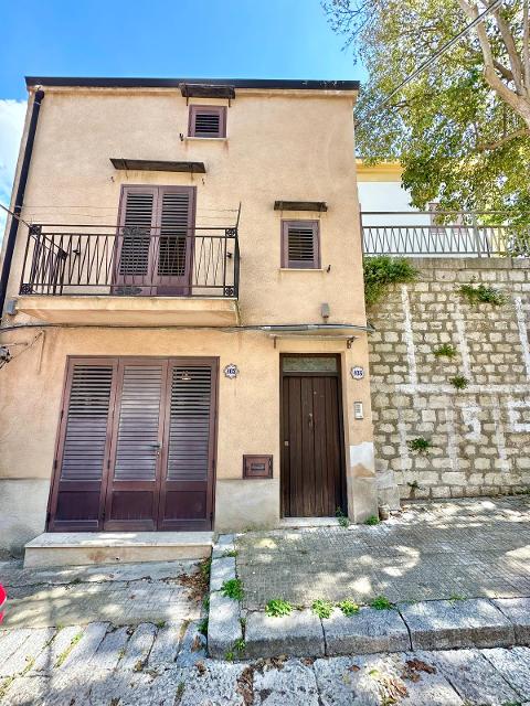 Casa singola in Vendita a Palazzo Adriano Centro storico (Palermo)