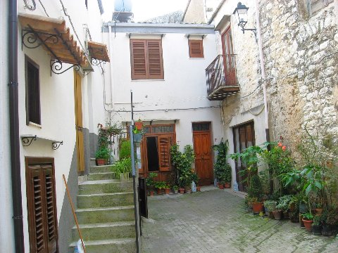 Casa singola in Vendita a Giuliana Centro Storico (Palermo)