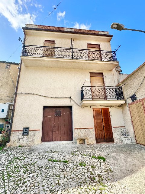 Casa singola in Vendita a Palazzo Adriano Centro storico (Palermo)