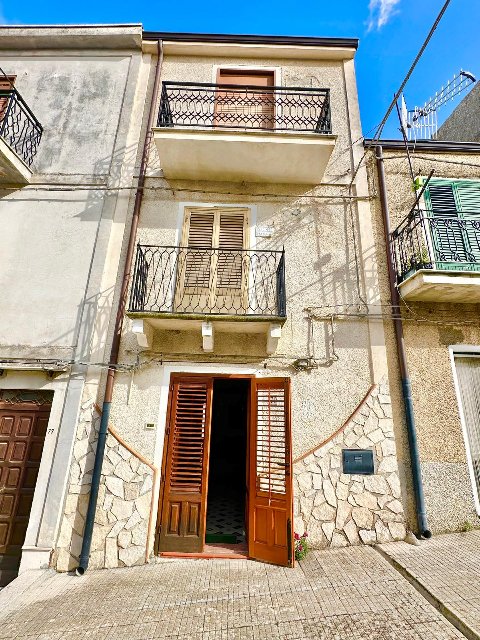 Casa singola in Vendita a Palazzo Adriano Centro storico (Palermo)