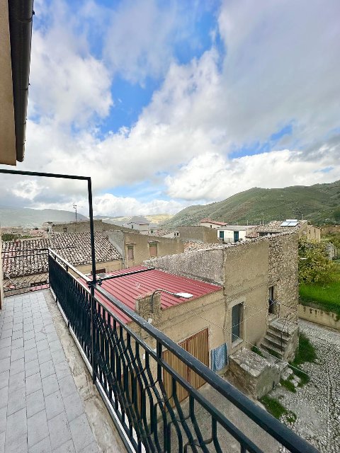 Casa singola in Vendita a Palazzo Adriano Centro storico (Palermo)