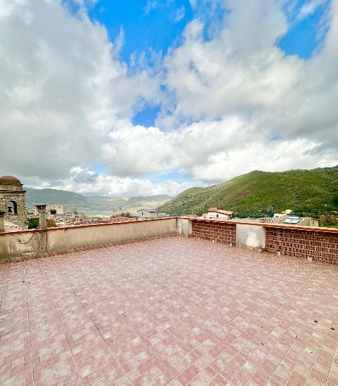 Casa singola in Vendita a Palazzo Adriano Centro storico (Palermo)