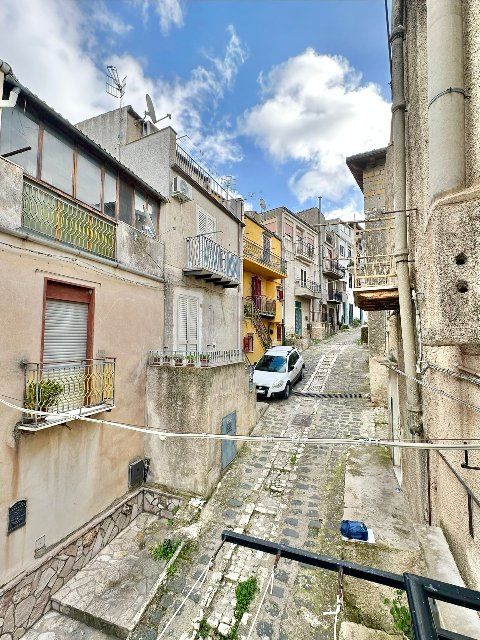 Casa singola in Vendita a Palazzo Adriano Centro storico (Palermo)