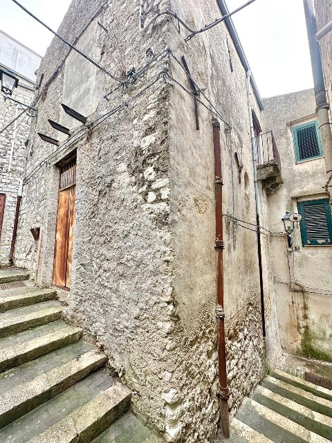 Casa singola in Vendita a Giuliana Centro Storico (Palermo)