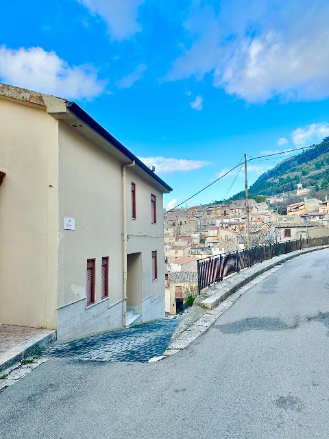 Casa singola in Vendita a Bisacquino Centro Storico (Palermo)