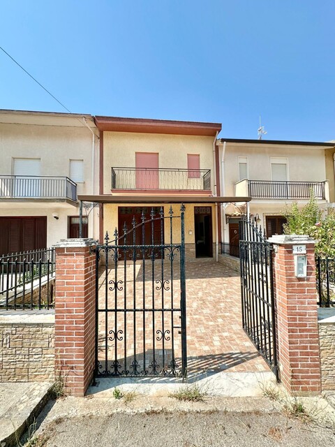 Casa a schiera - porzione centrale in Vendita a Chiusa Sclafani Santa Lucia (Palermo)