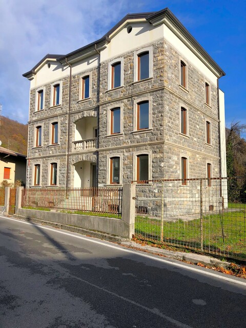 Palazzo / Edificio in Vendita a Tarcento Zomeais (Udine)