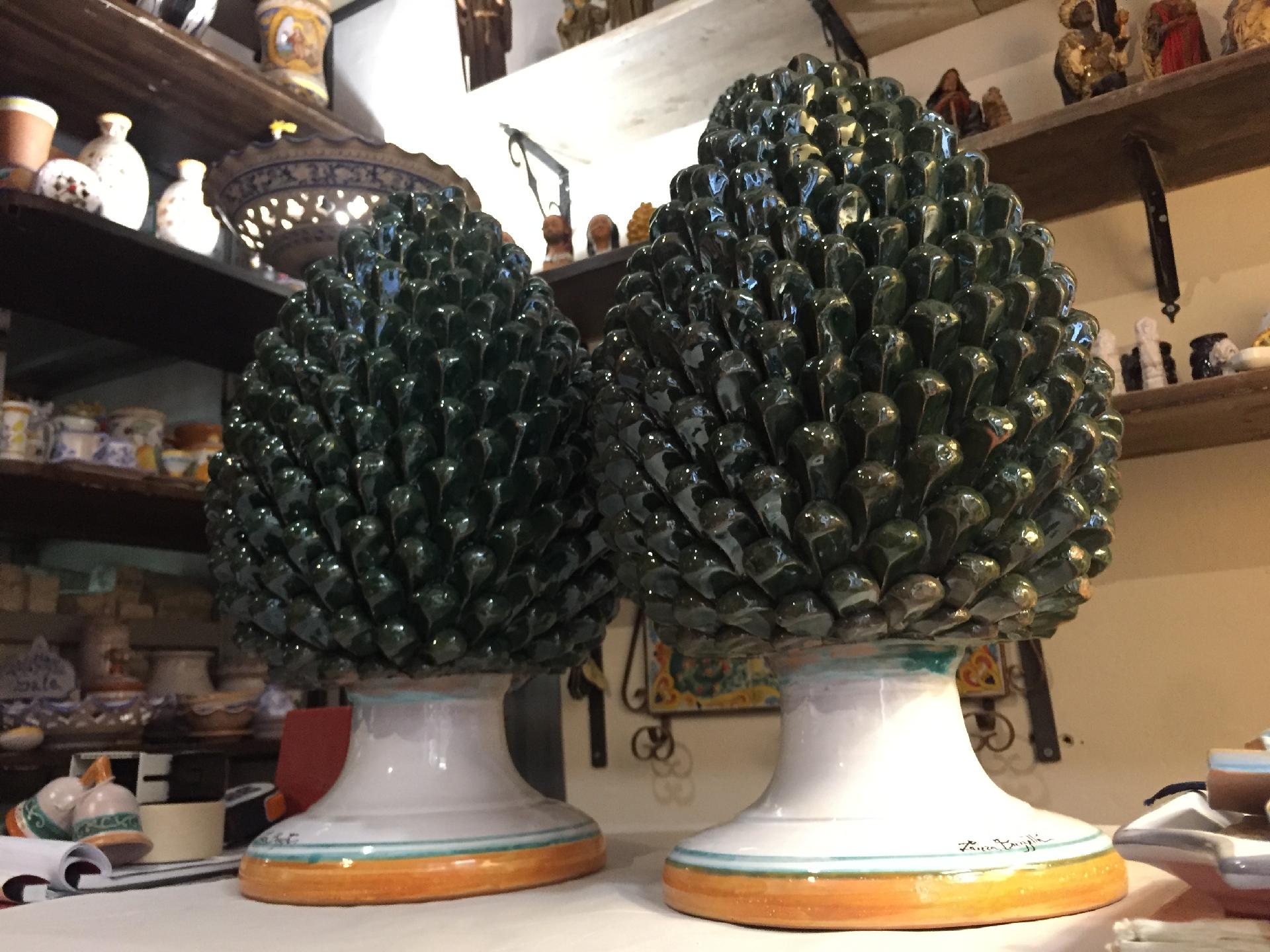 Pigna verde con base decoro bordi ocra e verde Laura Buzzetta sicilia