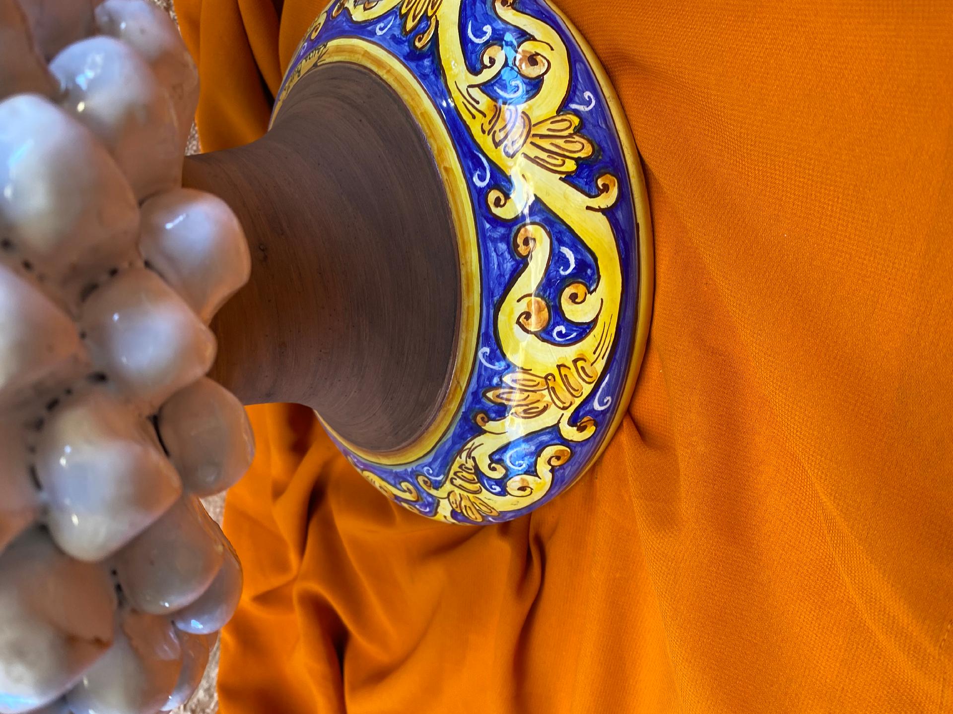 Pigna bianca con base decoro foglia siciliana ocra su fondo blu Laura Buzzetta sicilia