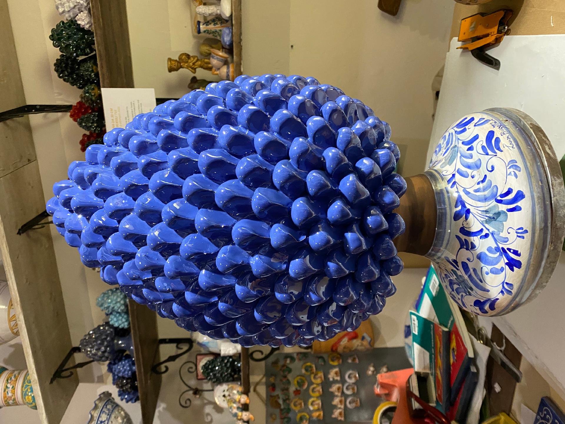 Pigna blu cobalto con base decorata  Laura Buzzetta sicilia