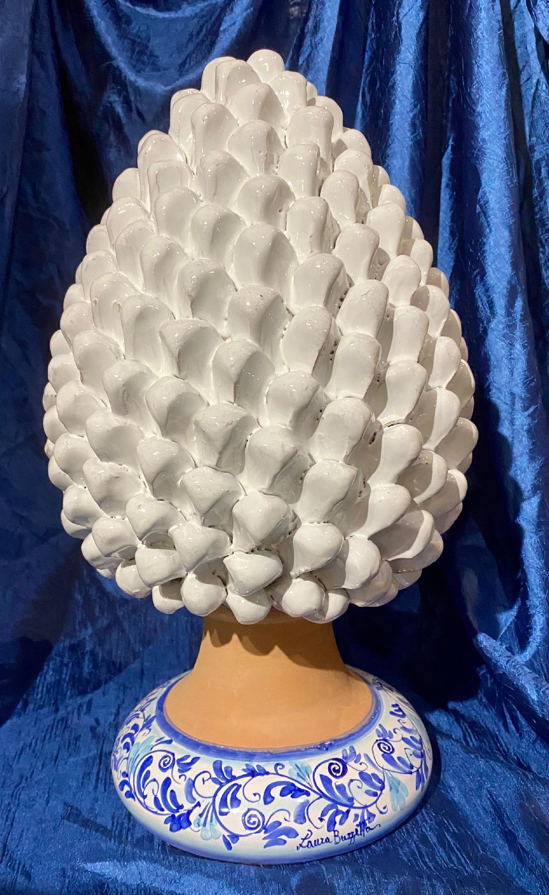 Pigna bianca con base decorata con foglia siciliana blu su fondo bianco Laura Buzzetta sicilia