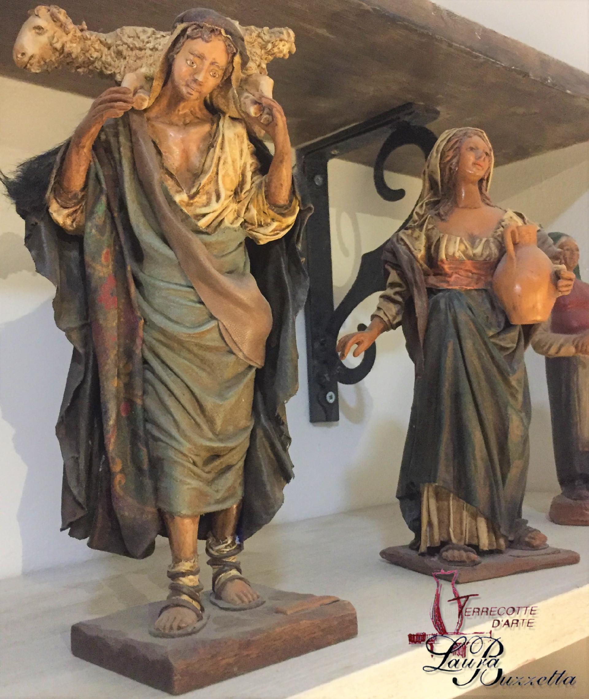 Pastore con pecora - Personaggi presepe - Statuina presepe artigianale  Laura Buzzetta terracotta e stoffa - Bagheria (Palermo)