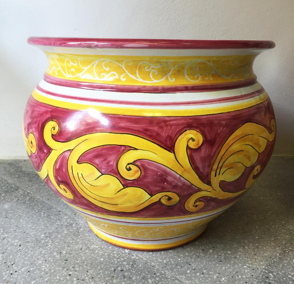 Cachepot in ceramica con foglia d'acanto ocra su fondo rosso vietri Laura Buzzetta ceramica arredo