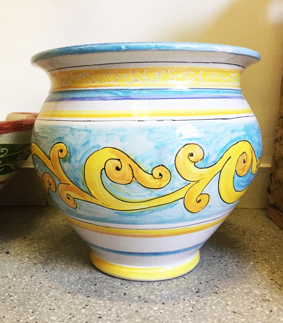 Cachepot in ceramica con voluta ocra su fondo azzurro diam. 29 Laura Buzzetta ceramica arredo