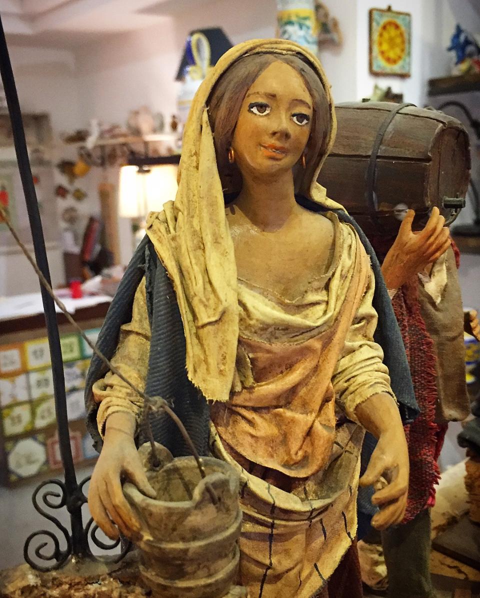 Donna al Pozzo - Personaggi presepe - Statuina presepe artigianale Laura Buzzetta terracotta e stoffa