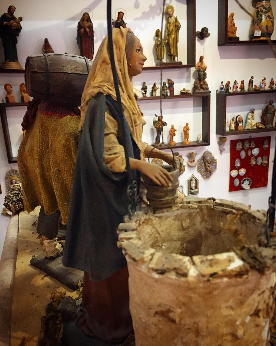 Donna al Pozzo - Personaggi presepe - Statuina presepe artigianale Laura Buzzetta terracotta e stoffa