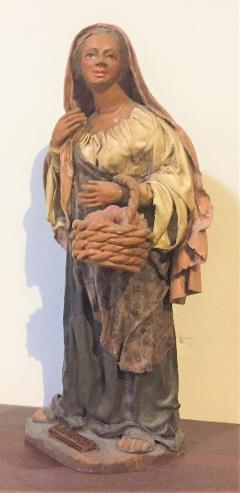 Donna con cesto frutta  - Personaggi presepe - Statuina presepe artigianale Laura Buzzetta terracotta e stoffa