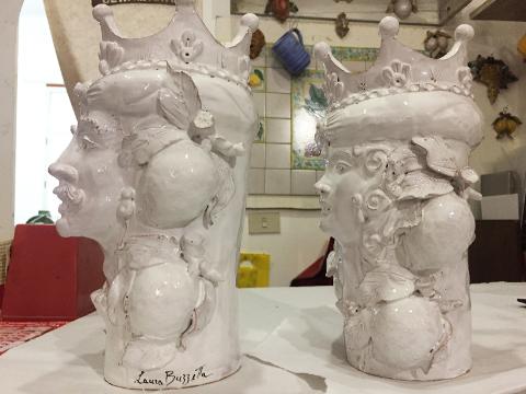 Teste di moro in ceramica bianca con applicazione di frutta Laura Buzzetta ceramica arredo