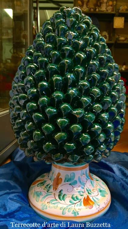 Pigna verde con base decorata altezza 50 cm Laura Buzzetta sicilia