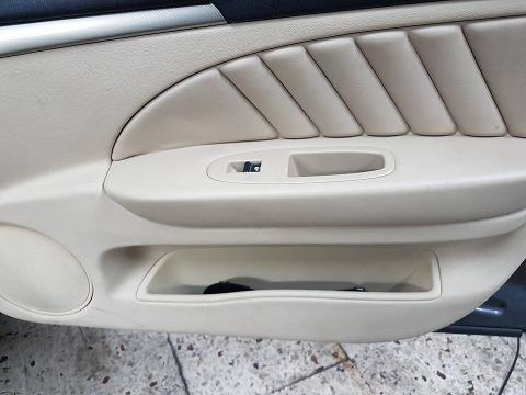 Trattamento contro l'invecchiamento per interni in pelle dell'auto