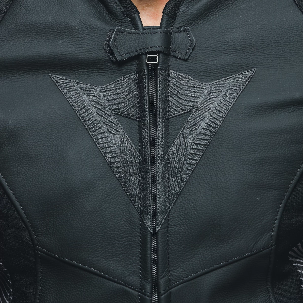 AVRO 5 LEATHER JACKET DAINESE Giacca da moto in pelle bovina tutu con inserti elasticizzati S1 e Microelastic 2.0.