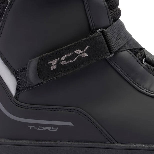 TOURSTEP WP - BLACK TCX Stivaletto touring con membrana impermeabile T-Dry, suola Groundtrax® e inserto Zplate®.