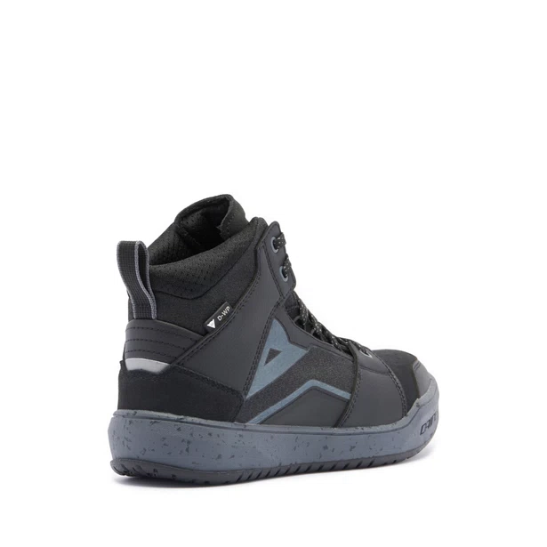 SUBURB D-WP WOMAN DAINESE Scarpe urban impermeabili dal fit e design femminile ispirate al mondo sneaker.
