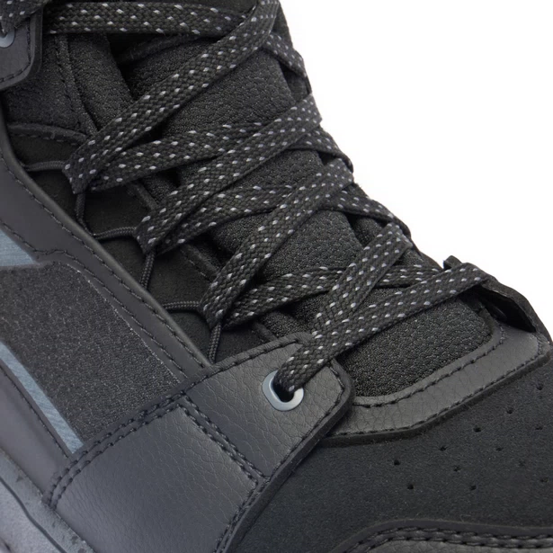 SUBURB D-WP WOMAN DAINESE Scarpe urban impermeabili dal fit e design femminile ispirate al mondo sneaker.