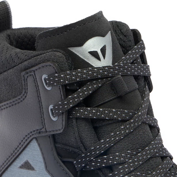SUBURB D-WP WOMAN DAINESE Scarpe urban impermeabili dal fit e design femminile ispirate al mondo sneaker.