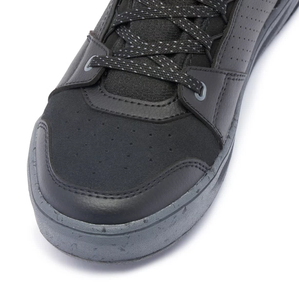 SUBURB D-WP WOMAN DAINESE Scarpe urban impermeabili dal fit e design femminile ispirate al mondo sneaker.