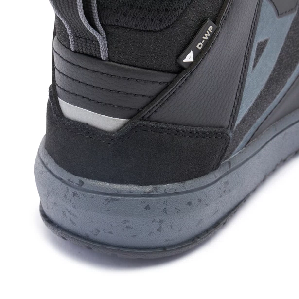SUBURB D-WP WOMAN DAINESE Scarpe urban impermeabili dal fit e design femminile ispirate al mondo sneaker.