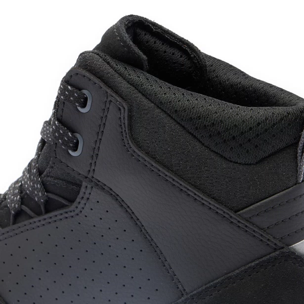 SUBURB D-WP WOMAN DAINESE Scarpe urban impermeabili dal fit e design femminile ispirate al mondo sneaker.