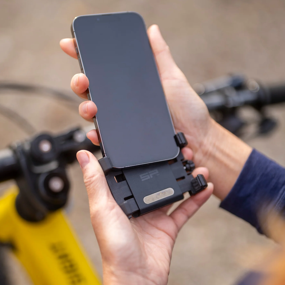 UNIVERSAL PHONE CLAMP SP CONNECT Montaggio sicuro del cellulare sui supporti SP Connect con una semplice rotazione di 90°. Si adatta anche a modelli di smartphone di grandi dimensioni e a custodie rugged.