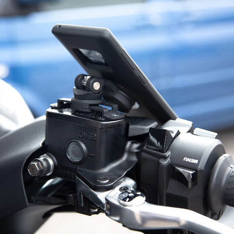 BRAKE MOUNT SP CONNECT Con il Brake Mount, il tuo cellulare può essere fissato in modo semplice e sicuro al tappo del serbatoio del liquido dei freni.