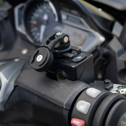 BRAKE MOUNT SP CONNECT Con il Brake Mount, il tuo cellulare può essere fissato in modo semplice e sicuro al tappo del serbatoio del liquido dei freni.