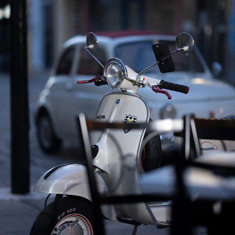 MOTO SCOOTER BUNDLE - UNIVERSAL PHONE CLAMP SP CONNECT Universal phone clamp in Bundle con Mirror Mount rende compatibile qualsiasi custodia per cellulare.