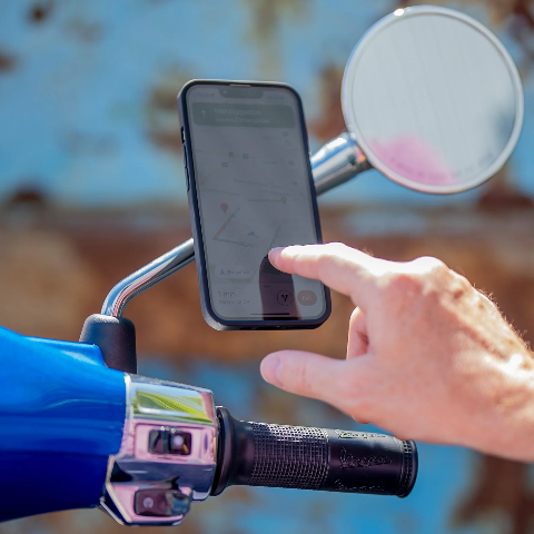 MOTO SCOOTER BUNDLE - UNIVERSAL PHONE CLAMP SP CONNECT Universal phone clamp in Bundle con Mirror Mount rende compatibile qualsiasi custodia per cellulare.
