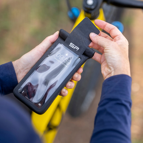 MOTO BUNDLE LT - UNIVERSAL PHONE CASE L SP CONNECT Universal phone case in Bundle con Moto Mount LT rende compatibile qualsiasi custodia per cellulare.