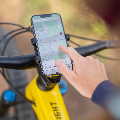 UNIVERSAL PHONE CLAMP SP CONNECT Montaggio sicuro del cellulare sui supporti SP Connect con una semplice rotazione di 90°. Si adatta anche a modelli di smartphone di grandi dimensioni e a custodie rugged.