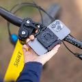 UNIVERSAL PHONE CLAMP SP CONNECT Montaggio sicuro del cellulare sui supporti SP Connect con una semplice rotazione di 90°. Si adatta anche a modelli di smartphone di grandi dimensioni e a custodie rugged.