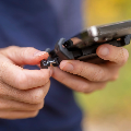UNIVERSAL PHONE CLAMP SP CONNECT Montaggio sicuro del cellulare sui supporti SP Connect con una semplice rotazione di 90°. Si adatta anche a modelli di smartphone di grandi dimensioni e a custodie rugged.