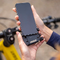 UNIVERSAL PHONE CLAMP SP CONNECT Montaggio sicuro del cellulare sui supporti SP Connect con una semplice rotazione di 90°. Si adatta anche a modelli di smartphone di grandi dimensioni e a custodie rugged.